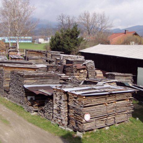 firma-210-holzplatz-1984×1488 Produktionsgebäude